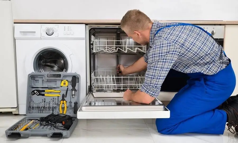 Nallıhan Whirlpool servisi teknisyen ekibi beyaz eşya tamiri yaparken